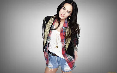 Обои Девушки Megan Fox, обои для рабочего стола, фотографии девушки, megan  fox, меган, фокс, куртка, шорты, улыбка, актриса, кулон, рубашка, заклепки  Обои для рабочего стола, скачать обои картинки заставки на рабочий стол.