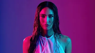 Обои на рабочий стол Актриса Меган Фокс / Megan Fox, на фиолетово-розовом  фоне, обои для рабочего стола, скачать обои, обои бесплатно