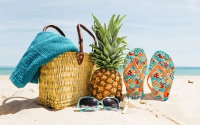 Обои на рабочий стол Соломенная сумка с синим покрывалом, ананас, тапки и  очки лежат на пляже и напоминают, что скоро отпуск, обои для рабочего стола,  скачать обои, обои бесплатно