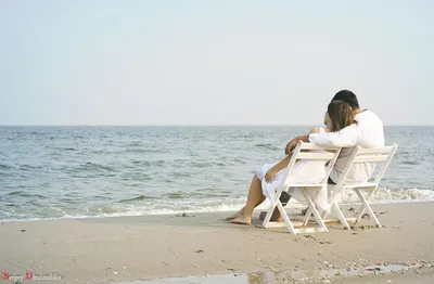 Пара гуляет по пляжу на закате - обои на рабочий стол