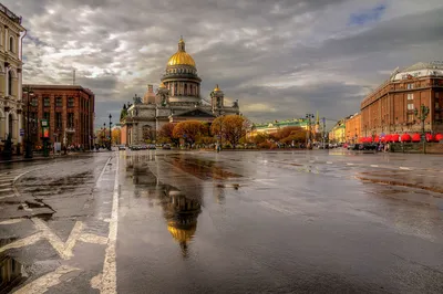 Обои на рабочий стол Дождь в Питере осенью. Мокрый асфальт возле  Исаакиевского собора. Санкт Петербург, Россия, обои для рабочего стола,  скачать обои, обои бесплатно