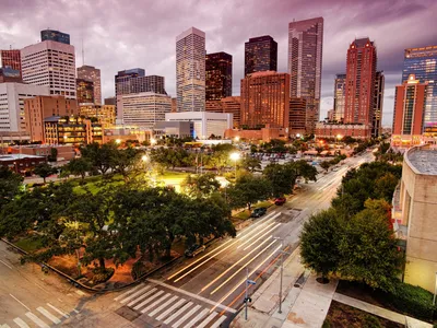 Картинка на рабочий стол США, Техас, Хьюстон, Houston, парк, деревья, дома,  небоскребы, дорога, вечер, огни, фонари, мегаполис 1152 x 864