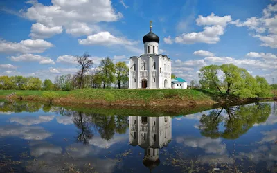 Старая церковь на берегу прудп - обои на рабочий стол