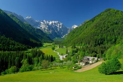 Зелёный весенний пейзаж в Тоскане. Вид на горы - обои на рабочий стол