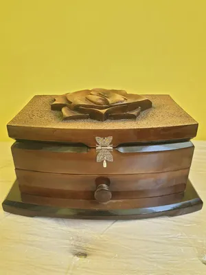 Деревянная шкатулка со стеклянной крышкой для хранения украшений | Заказать  деревянную шкатулку для хранения украшений