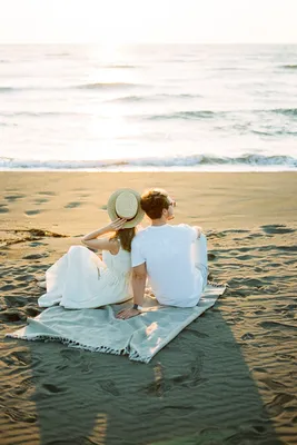 Фотосессия парня и девушки на закате, на песчаном пляже на берегу моря |  Couples beach photography, Beach engagement photos, Romantic couple images