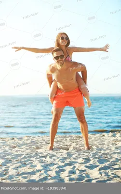 парень и девушка на берегу моря едят спелый красный арбуз Фото Фон И  картинка для бесплатной загрузки - Pngtree