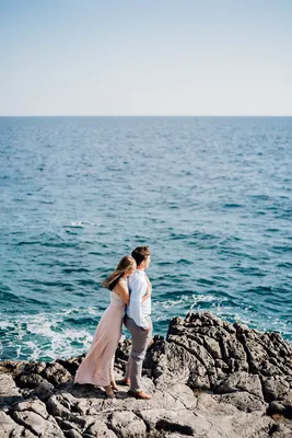 Парень и девушка с улыбкой в море Стоковое Изображение - изображение  насчитывающей счастливо, повелительница: 97444331