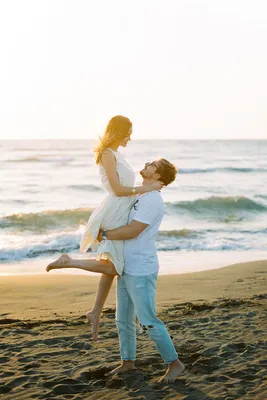 Парень с девушкой, держа его за руку, не хватает любви солнца пляжа океана  Стоковое Изображение - изображение насчитывающей море, воссоздание:  175367485
