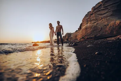 Парень и девушка целуют на пляже Стоковое Фото - изображение насчитывающей  флирта, обнимать: 109296388