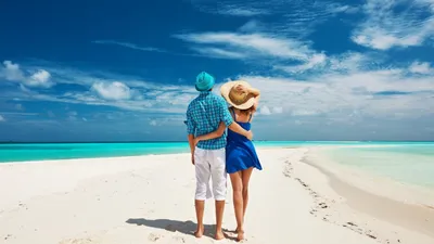 Парень с девушкой на спине на пляже на улице. . стоковое фото  ©Tverdohlib.com 245448272