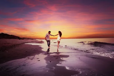 Обои на рабочий стол Парень и девушка идут по берегу моря, взявшись за  руки. Фотограф Александр Друкар, обои для рабочего стола, скачать обои,  обои бесплатно