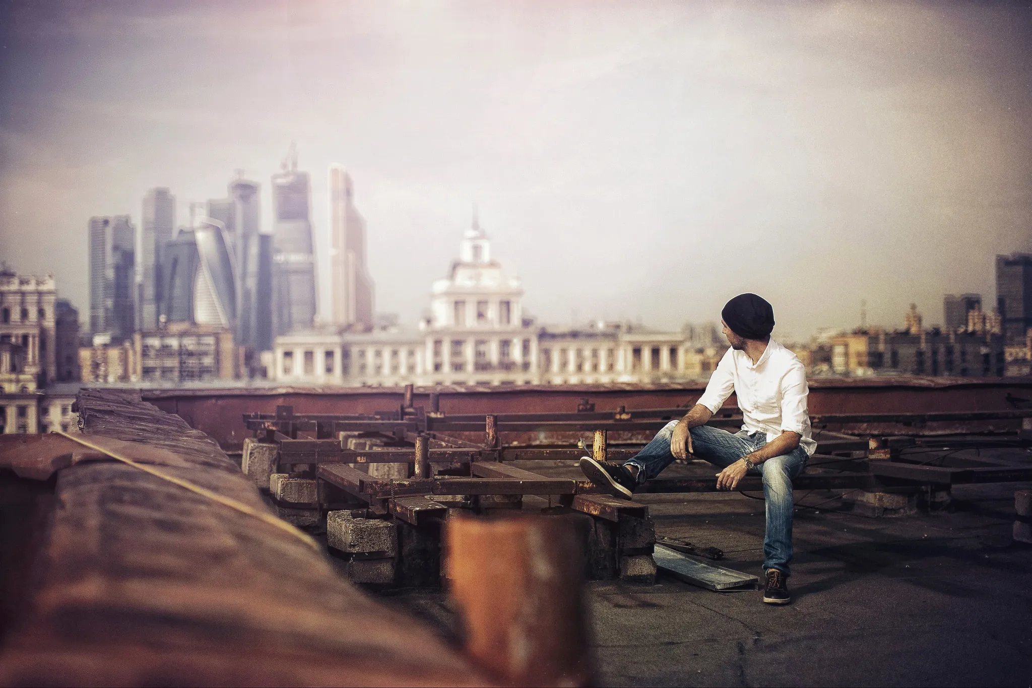 Cigarettes on the roof. Одиночество в городе. Фотосессия на крыше. Одинокий человек в городе. Человек на фоне города.