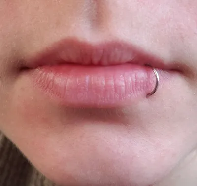 Lip piercing, lowbret , Swarovski zirconia, industrial strength, lips,  beautiful lips, прокол губы, пирсинг губ, красивые … | Пирсинг, Пирсинг губы,  Пирсинг на теле