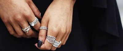 Обручальные кольца в руках жениха и невеста Стоковое Изображение -  изображение насчитывающей рекламодателя, украшение: 153444655