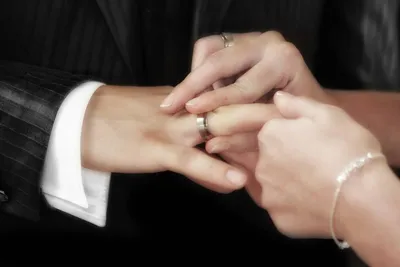 holding hands, обручальные кольца для жениха и невесты, обручальные кольца  фото на руках, любовь свадьба руки кольца, руки с венчальными кольцами, руки  молодоженов с обручальными кольцами, Свадебный фотограф Москва