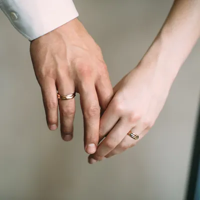 Руки жениха и невесты с серебряными обручальными кольцами одна на другой  Stock Photo | Adobe Stock