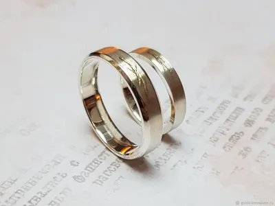 Руки с кольцами жениха одевать золотое кольцо на палец невесты. Stock Photo  | Adobe Stock