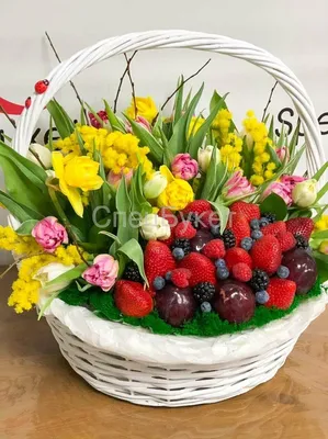 Праздничная корзина с цветами, ягодами \"8 марта\". Купить с доставкой в  Москве и области | СпецБукет