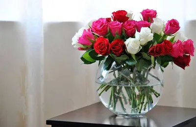 Искусственные цветы в вазе на столе Стоковое Изображение - изображение  насчитывающей украшение, дом: 166206273