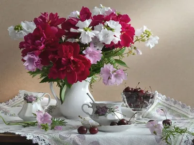 Обои на рабочий стол Букет цветов стоит в вазе на столе возле стеклянного  чайника, обои для рабочего стола, скачать обои, обои бесплатно