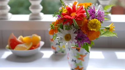 Купить Цветы в вазе на столе | Joom