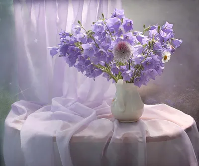 Букет цветов в вазе на столе - 79 фото