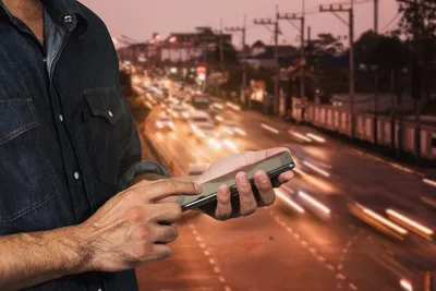 Давно известный факт, что использование сотового телефона во время движения  на автомобиле сильно отвлекает водителя, что часто становится… | Instagram