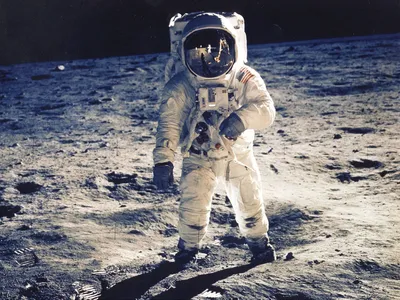 Доброе утро на Луне, космонавт …» — создано в Шедевруме