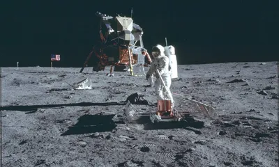 Маленький космонавт на луне|высокое …» — создано в Шедевруме