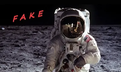 Астронавт на луне стоит на фоне космоса | Премиум Фото