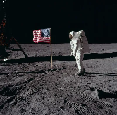 космонавт стоит на луне в скафандре, картинка космической гонки, космос,  фоновое изображение фон картинки и Фото для бесплатной загрузки