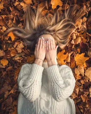 Осенняя фотография девушки в листьях | Осенние фотографии, Осенние  портреты, Фотография девушки
