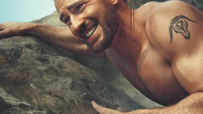 Крис Эванс в заслуженном отпуске: фото знаменитости на пляже