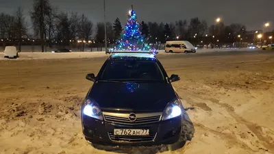 Автомобиль на крыше ведет к рождеству елки веселому и счастливой фоне год  Нового Года. Вектор Иллюстрация вектора - иллюстрации насчитывающей весело,  счастливо: 203530564