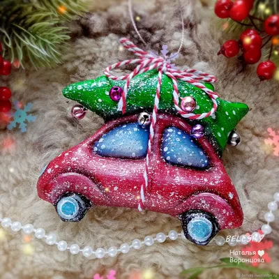 Рождественская игрушка-красная машина с елкой на крыше на снеговой дороге с  красным дымом из секвинов. Стоковое Фото - изображение насчитывающей  привод, карточка: 164377724