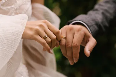 обручальные кольца на руках, обручальное кольцо, кольцо на пальце, кольцо  на безымянном пальце, обручальное кольцо на пальце, Свадебный фотограф  Москва