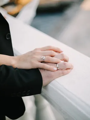 Серебряные обручальные кольца в руках жениха и невеста Стоковое Фото -  изображение насчитывающей французско, костюм: 98787684