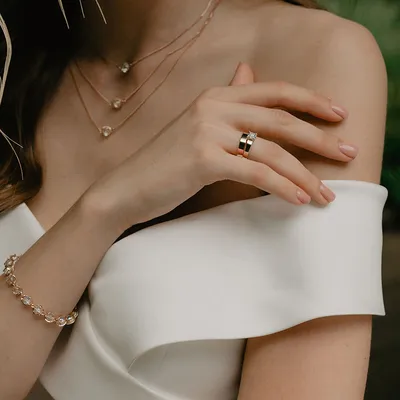 Обручальные кольца в руках жениха и невеста Стоковое Изображение -  изображение насчитывающей рекламодателя, украшение: 153444655