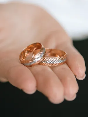 На какой руке носят обручальное и помолвочное кольцо: на какой палец  надевают кольцо женщине в России