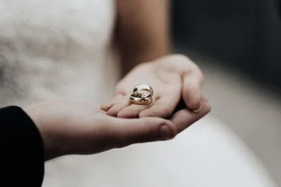 Обручальные кольца на руках жениха, невесты и жениха, взявшись за руки. |  Премиум Фото