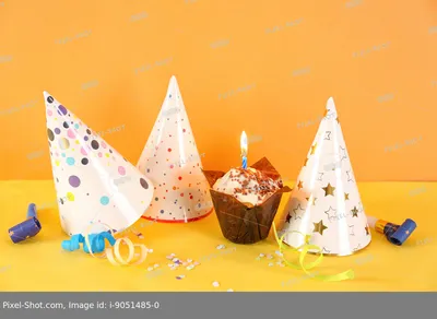 Друзья празднования праздника приглашения на день рождения времени партии  счастливые Стоковое Фото - изображение насчитывающей потеха, типографская:  186317788