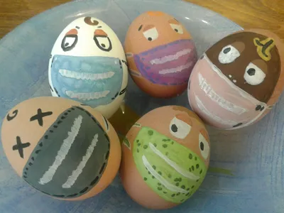 Чем красить яйца на Пасху? Косметикой! | Glamour
