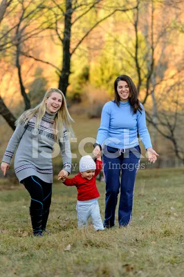 Счастливая семья в природе в лете Стоковое Фото - изображение насчитывающей  красивейшее, приятельство: 102538680