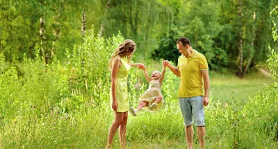 Семья на отдыхе — картинка для детей. Скачать бесплатно.