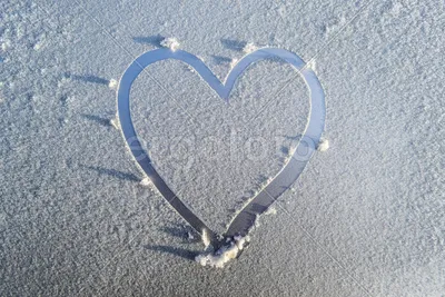 замороженное сердце на снегу и льду. День любви. Ai Иллюстрация штока -  иллюстрации насчитывающей конструкция, концепция: 268935696