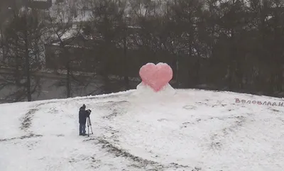 красное сердце на снегу стоковое изображение. изображение насчитывающей  холодно - 217850541