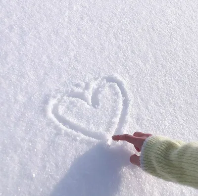 Сердце нарисовано на снежной поляне. фон для дня святого валентина.  холодное сердце, символ любви в снегу | Премиум Фото