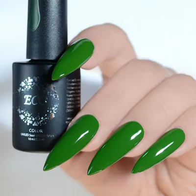 модель женщина показывает шеллак мраморный зеленый пастельный маникюр с  золотым листом на коротких ногтях Стоковое Фото - изображение насчитывающей  людск, гель: 227955890