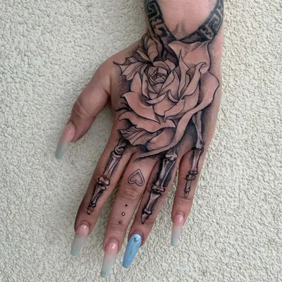Стильные тату на кистях и пальцах рук выполнят в тату студии Маруха –  значение женских и мужских татуировок на кистях